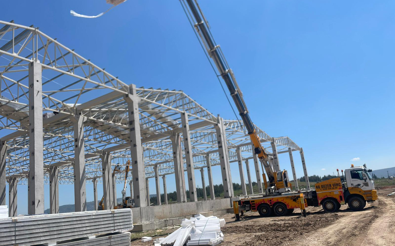 Maraş'ta Çelik Konstrüksiyon ve Çatı Montajı İçin Neden Çift Kırmalı Vinç Tercih Edilmeli?